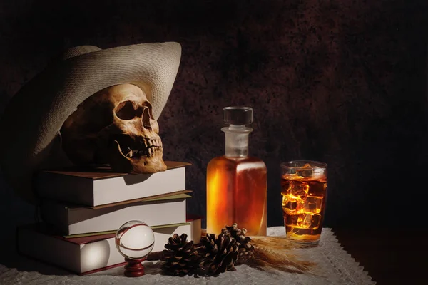 Jeszcze życia Humen czaszki ze szklanką i butelką whisky na — Zdjęcie stockowe