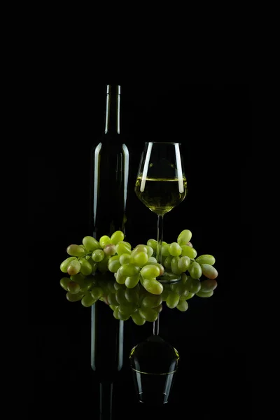 Бокал и бутылка белого вина со свежим зеленым виноградом с ре — стоковое фото