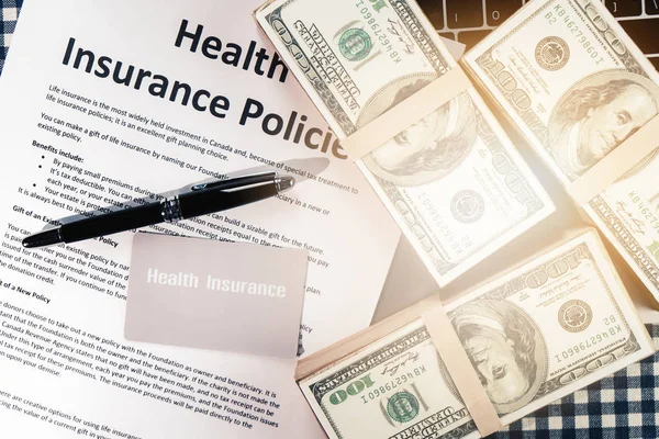 Background of health insurance gold card member with pen on heal — Stock Photo, Image