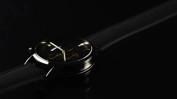 Gros plan de montre-bracelet sur fond noir — Photo