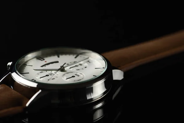 Close up de relógio de pulso sobre fundo preto — Fotografia de Stock