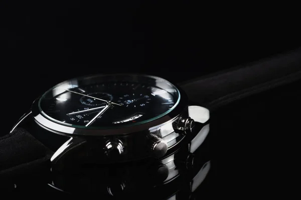 Zbliżenie nadgarstka zegarek dla mężczyzn na ciemnym tle — Zdjęcie stockowe