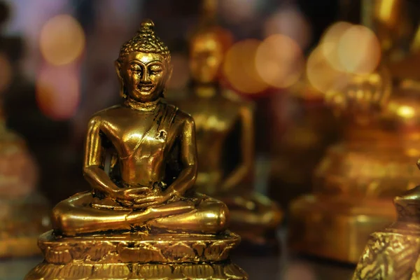 Hintergrund der goldenen Buddha-Statue mit Bokeh — Stockfoto