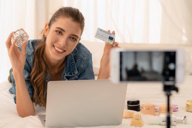 youtuber kadın yout olarak takipçileri için kozmetik ürünler sunan