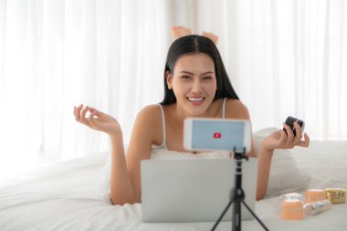 makyaj sanatçısı youtuber onu kozmetik ürün canlı o gösteren