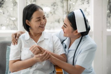 encoura asya hemşire ile gülümseyen kadın asya üst düzey hasta