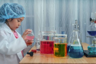 Bir s olarak rol oynayan laboratuvar önlüğü Asyalı kız çocuk Portresi