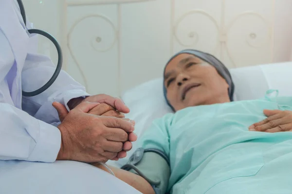 Foco seletivo das mãos do médico segurar as mãos do paciente para dar — Fotografia de Stock