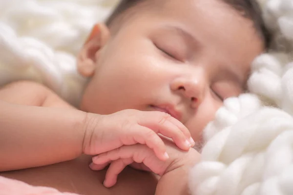 Sevimli asya bebek erkek bebek uyku portresi — Stok fotoğraf