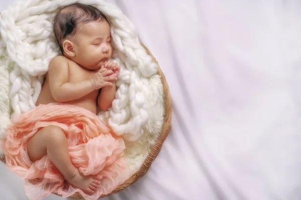 Sepette uyuyan bebek erkek bebek portresi — Stok fotoğraf