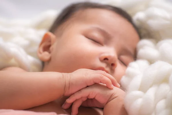 Porträt des süßen asiatischen Säuglings, der schläft — Stockfoto