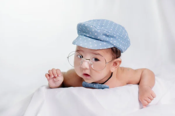 Retrato de asiático bebê bebê menino com azul boné e óculos no w — Fotografia de Stock