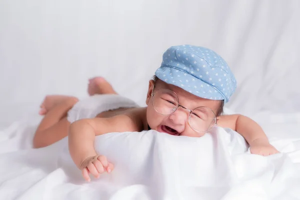 Portrait de bébé garçon asiatique avec chapeau bleu et lunettes sur w — Photo
