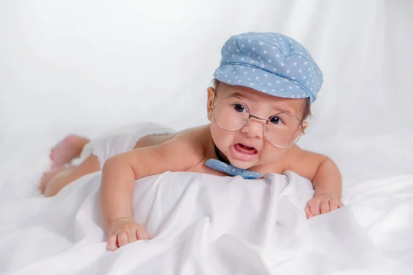 W mavi şapka lı ve gözlüklü asyalı bebek erkek bebek portresi — Stok fotoğraf