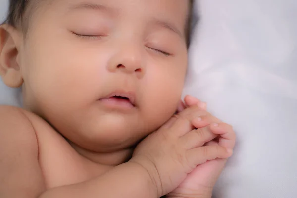 Retrato de bonito asiático bebê menino dormindo — Fotografia de Stock