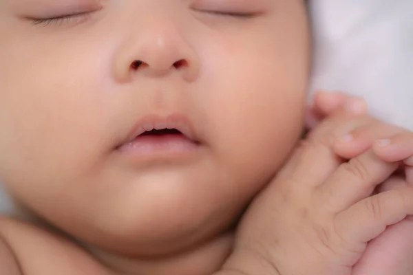 眠っているかわいいアジアの幼児の男の子の肖像画 — ストック写真