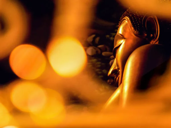 Rosto de estátua de Buda dourada, imagem de foco suave com frente embaçada — Fotografia de Stock