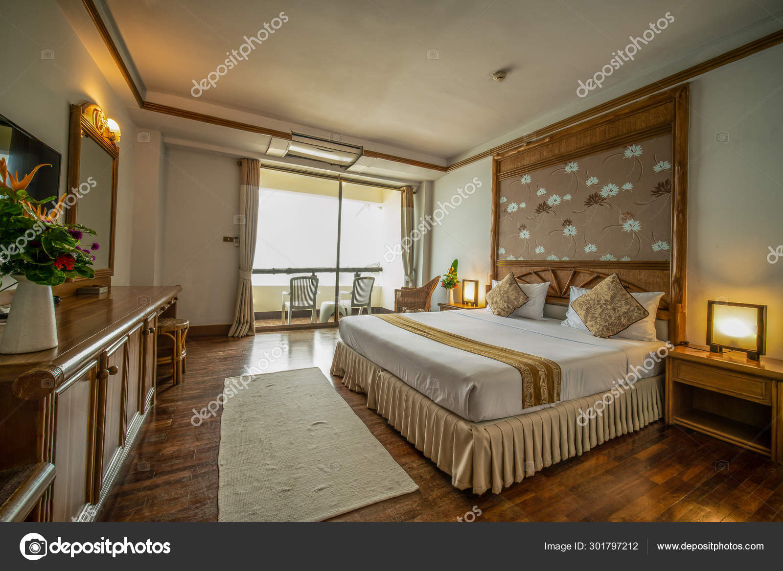 Perspectiva interia del dormitorio doble del hotel con una cama doble —  Foto de stock #301797212 © akesin@gmail.com, image size:1600x1167