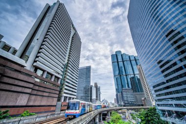 Gökyüzü tren, toplu taşıma skycrapers iş geçmek 