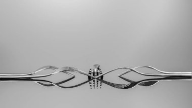 Üst üste çatal dekorasyon düzenleme siyah ve beyaz görüntü