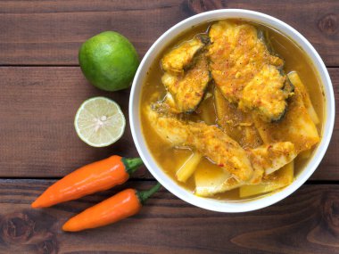 Snapper balık ve hindistan cevizi sürgünler, tha bir kase ile Sarı köri