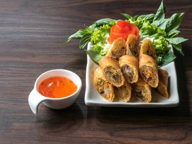 Kızarmış bahar rulo tatlı ve ekşi erik sosu buharda servis