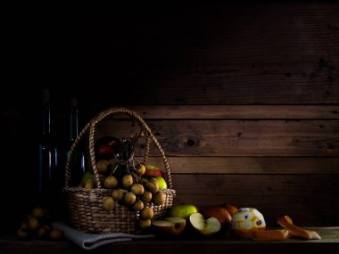 Bir em ile şarap şişeleri görsel sanat natürmort görüntüsü