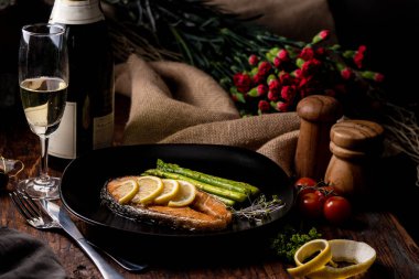 yeşil kuşkonmaz ile somon biftek ve dilimlenmiş sarı ile tepesi