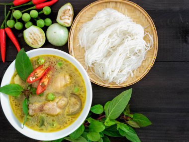 Beyaz kase tavuk yeşil köri, geleneksel Tay mutfağı th