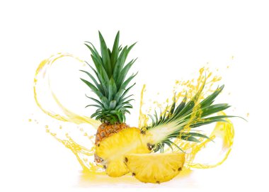 bütün ve yarım meyve ve spla ile dilimlenmiş ananas yakın çekim