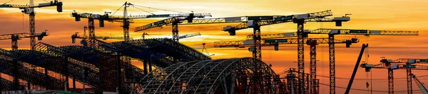 The silhouette image of the metal truss steel structure of the b — Stock Photo, Image