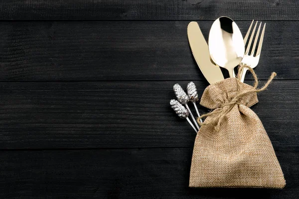 Una serie di posate di bronzo, cucchiaio, forchetta e coltello in un sacco su blac — Foto Stock