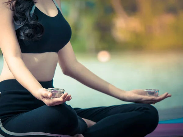 A configuração de atuação do conceito de Yoga. Um jovem asiático e mulher fazer — Fotografia de Stock