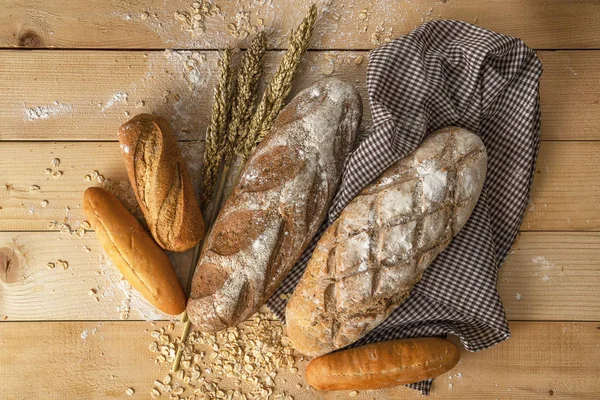 Різновиди хліба на дерев'яному столі — стокове фото