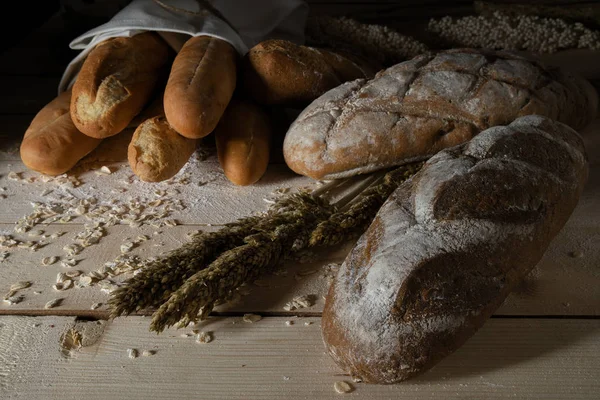 Різновиди хліба на дерев'яному столі — стокове фото