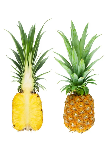 Nahaufnahme von natürlichen frischen Früchten der Ananas, isoliert auf weiß — Stockfoto