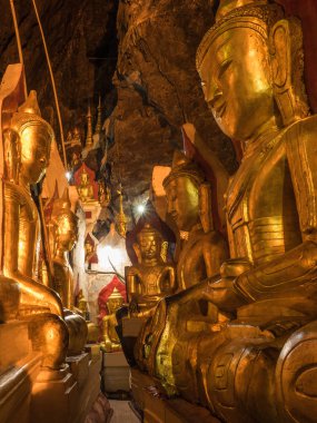 Pindaya Budd içeren Buddha staues görüntü