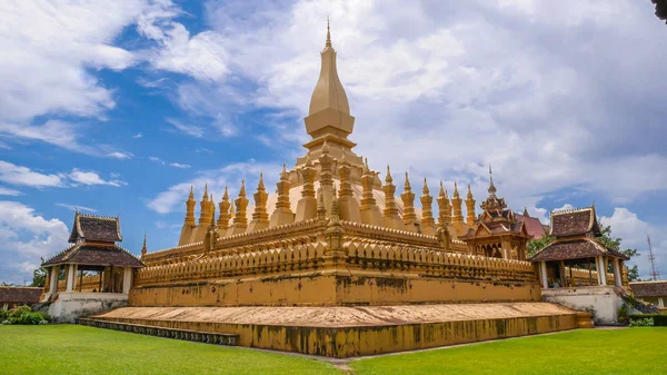 Svelte and golden Pha That Luang is the most important national — Stock Photo, Image