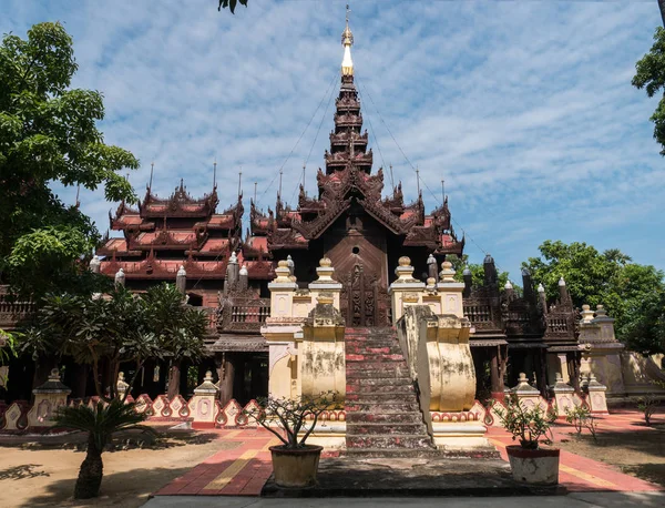 Монастырь Шве Ин Бин, скульптурное здание из чайного дерева в Ма — стоковое фото