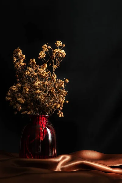 Image nature morte du bouquet sec de rosr blanc dans le réglage du vase sur — Photo