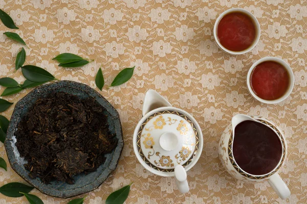 Китайский набор чая Pu 'er в китайском чайнике, небольшая банка и т — стоковое фото