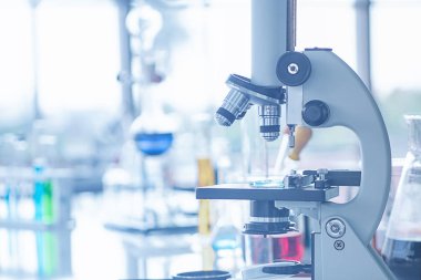 reseach laboratuvarında mikroskop ve laboratuvar araçları