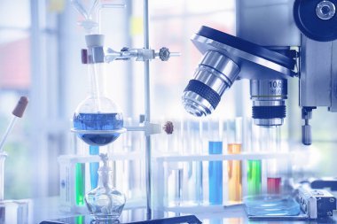 Laboratuvarda mikroskop