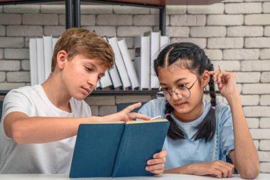 genç öğrenciler birlikte ev ödevi yapıyor