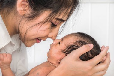 bebeğini tutan güzel masian anne yakın portre 