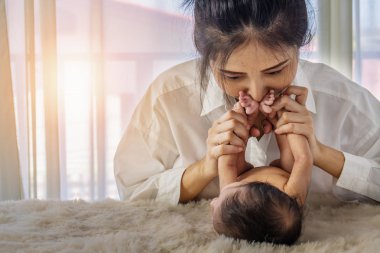 anne onun bebek bebek erkek oynuyor ve lov ile ayaklarını öpme