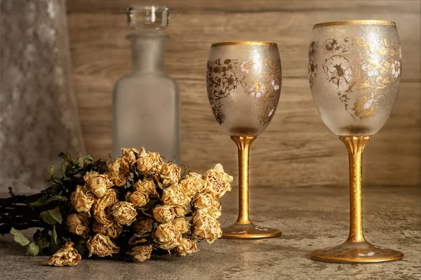 Dos copas de vino vacías de lujo con ramo marchito de ro blanco — Foto de Stock