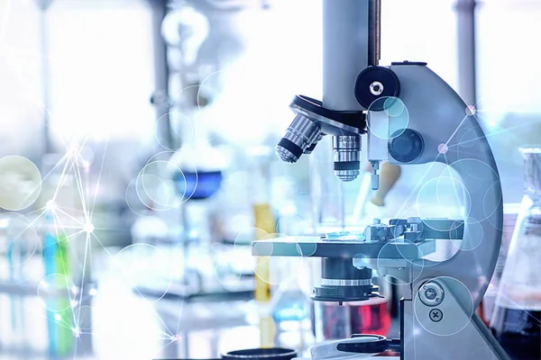 reseach laboratuvarında mikroskop ve laboratuvar araçları