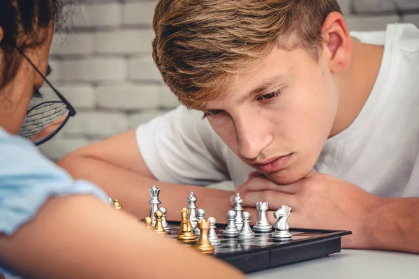 mão de menino confiante movendo o xadrez de peão para o desenvolvimento no  jogo de sucesso