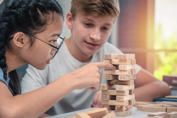 Teenagers play Jenga game together — Stock Photo, Image